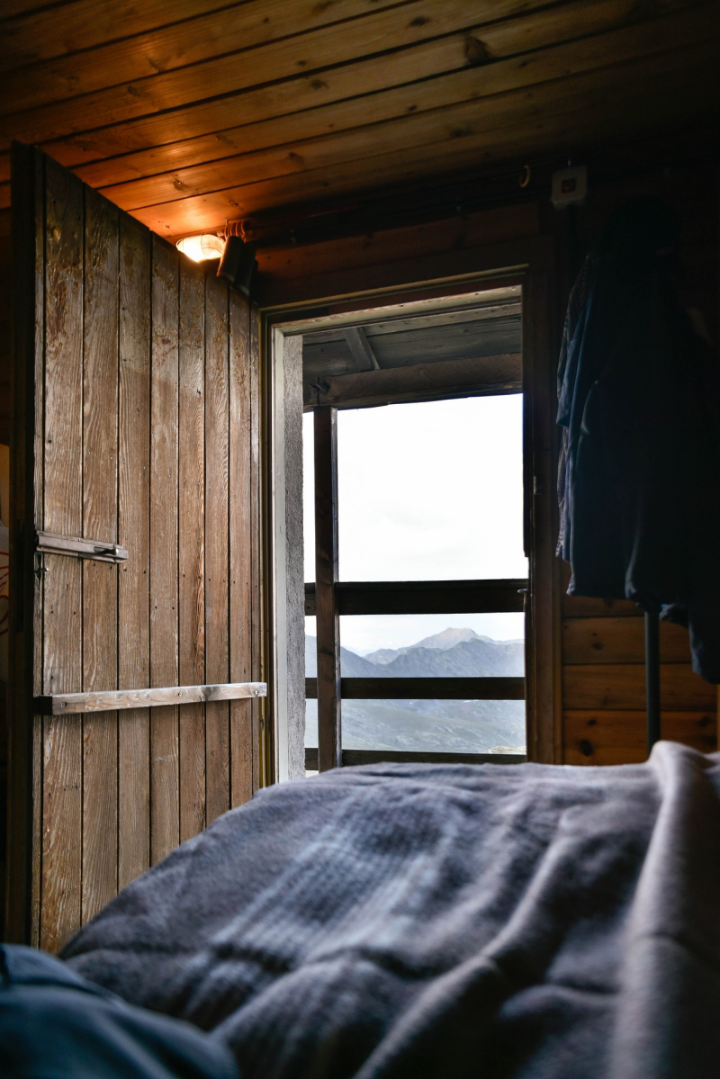 Schlafzimmertür aus Holz und schöne Aussicht