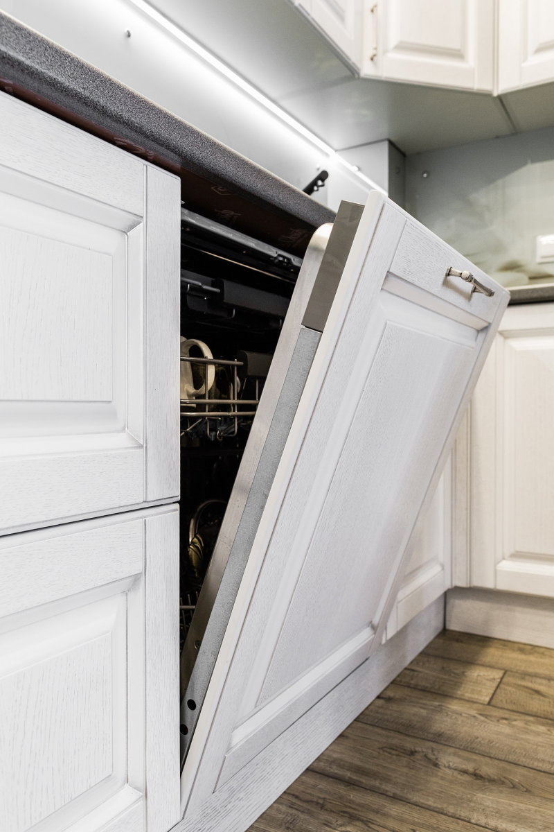 geöffnete Spülmaschine in einer sauberen Küche