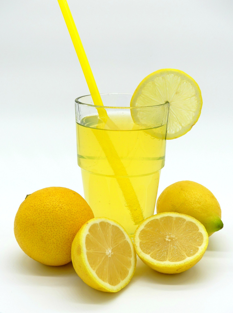 Teppich putzen und Hausmittel wie Zitronensaft zum Zweck benutzen
