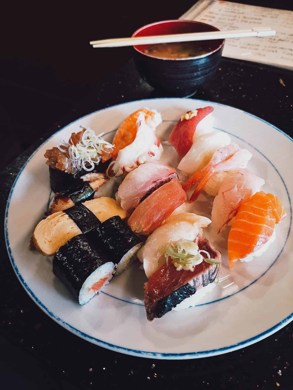japanisches essen fuer langes leben fisch suschi andere gesunde zutaten