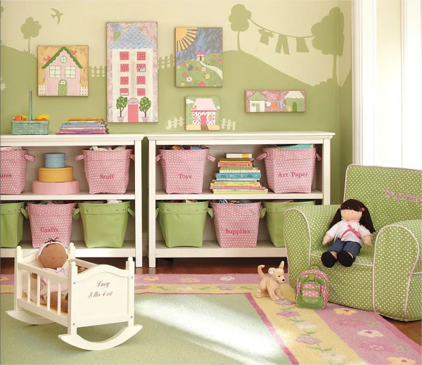 kinderzimmer einrichten dekorierenspielbereich in hellgruen und rosa teppich sessel koerbe wanddeko