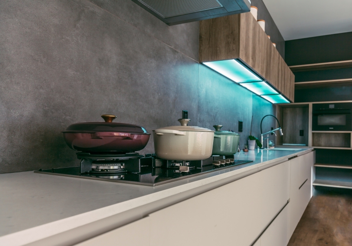 led beleuchtung in der küche eingebaute leisten oder streifen sorgen für mehr licht bei kuechenarbeit