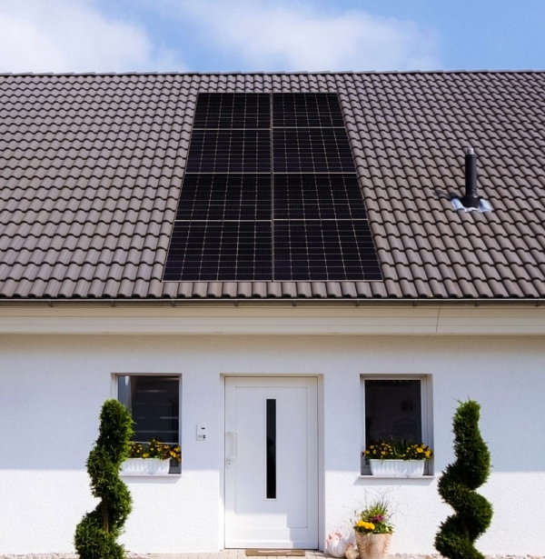 mini solaranlage für garten und balkon auf dem gartenhausdach installiert eigenen strom erzeugen
