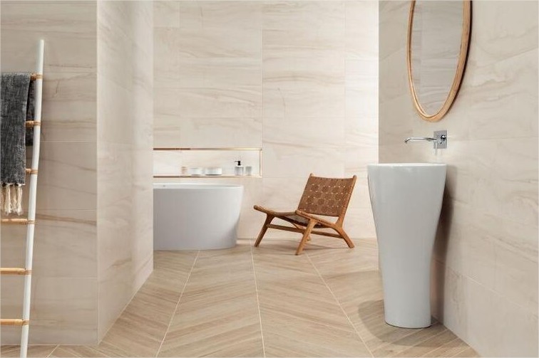 moderne badezimmereinrichtung großer raum freistehende badewanne eleganter waschtisch helle großformatige fliesen aus marmor
