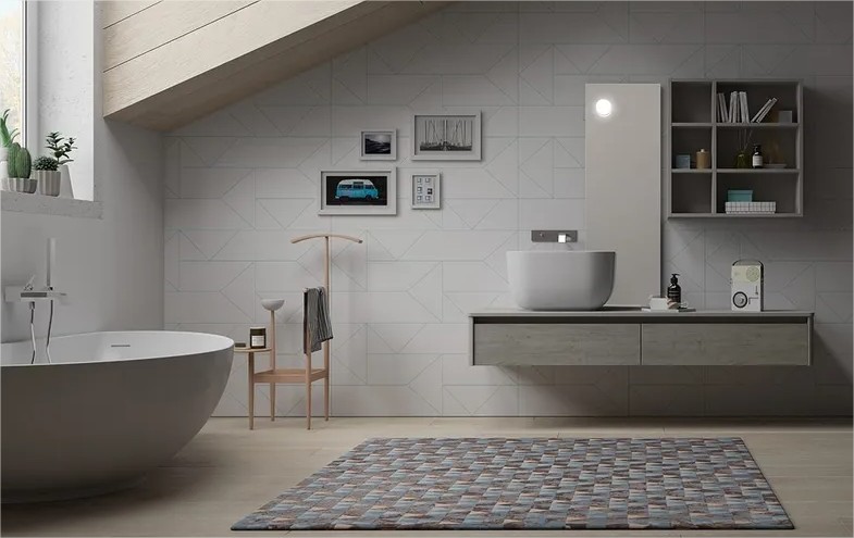 moderne badezimmereinrichtung hellgrau der dominierende farbton badewanne vor dem fenster waschtisch teppich
