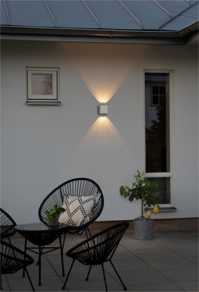 gartenbeleuchtung moderne led lampe beleuchtet den sitzbereich auf der terrasse