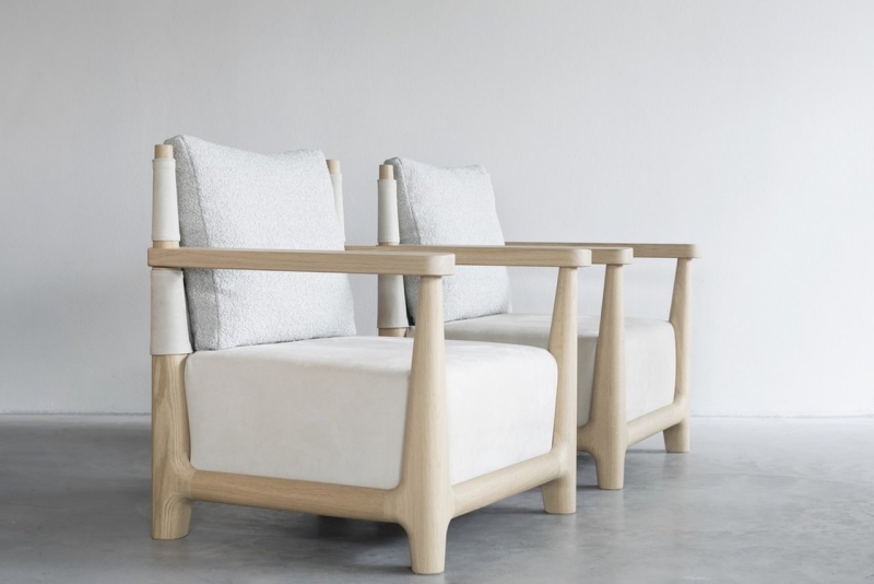 designermöbel aus zweiter hand zwei sessel im klassischen design mit weißer polsterung