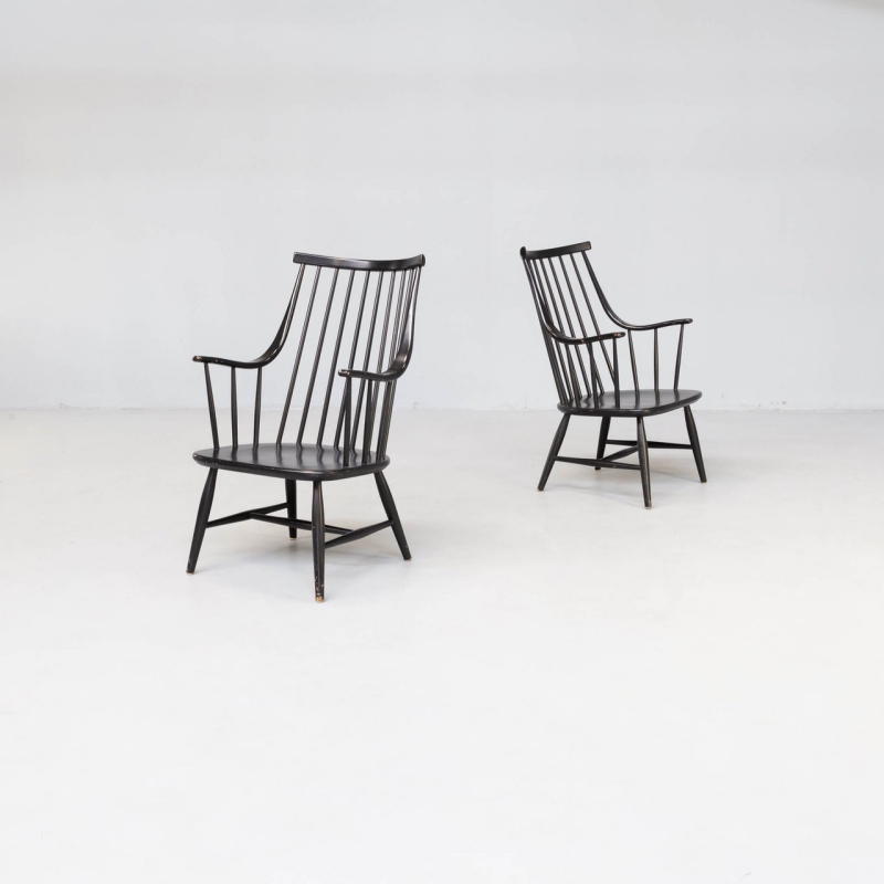 designermöbel aus zweiter hand zwei stühle im klassischen design sehen elegant aus