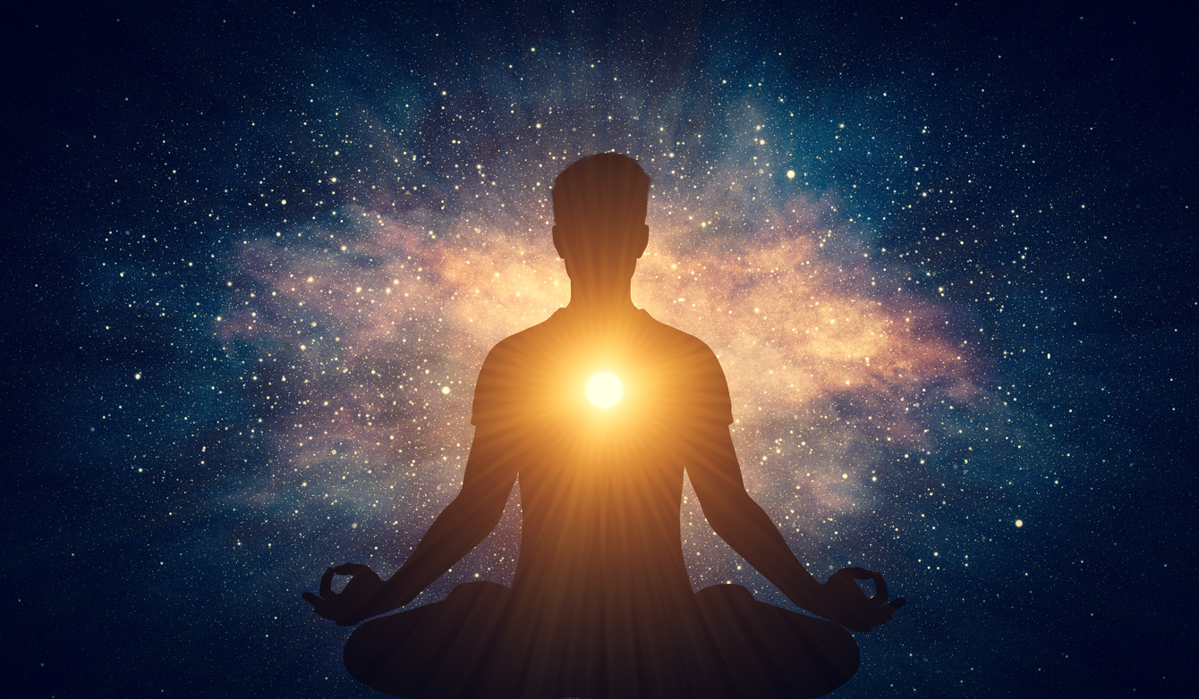 Ein Mann, der meditiert, wird Teil des Universums