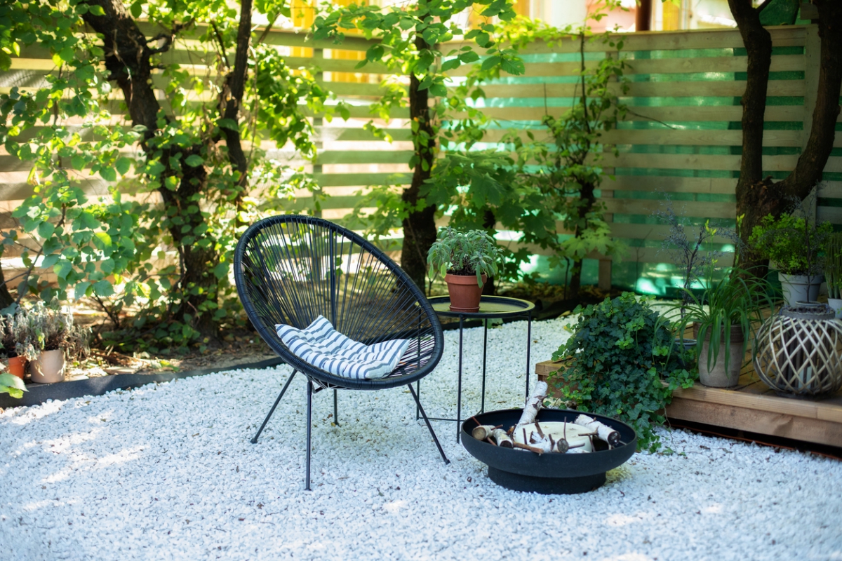 Feuerstelle Garten Ideen - elegante Feuerschale plus Sessel aus Metall 
