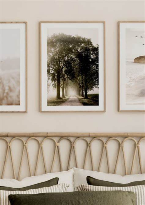 schöne Bilder in schmalen Rahmnen an der Wand über dem Schlafbett