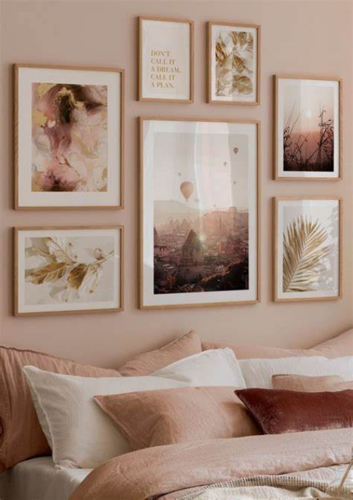 Schlafzimmer in warmen Farben gestaltet und mit Wandbildern dekoriert