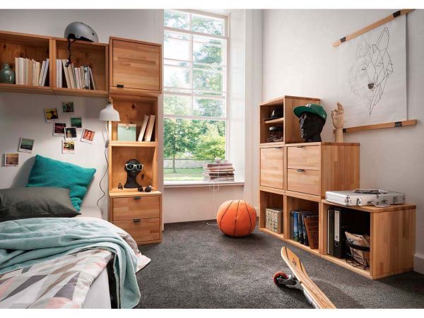 Funktionale Holzwand im Zimmer eines Jugendlichen