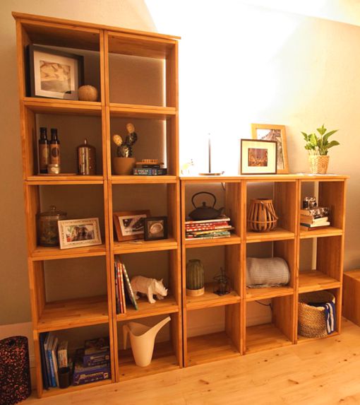 Funktionale Regalwand aus Holz mit viel Stauraum