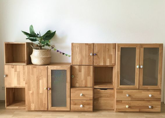 Modernes Design mit Regalwand aus Holz