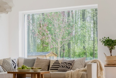 Schönes Wohnzimmer mit Sofa vor dem Fenster