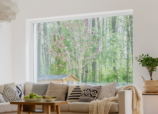 Schönes Wohnzimmer mit Sofa vor dem Fenster Schönes Wohnzimmer mit Sofa vor dem Fenster