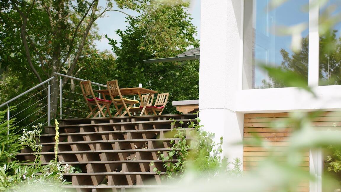 das Haus renovieren – Veranda neben den Bäumen