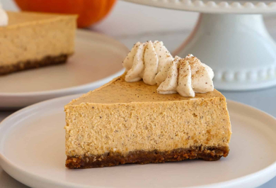 ein Stück Kürbiskäsekuchen mit Schlagsahne