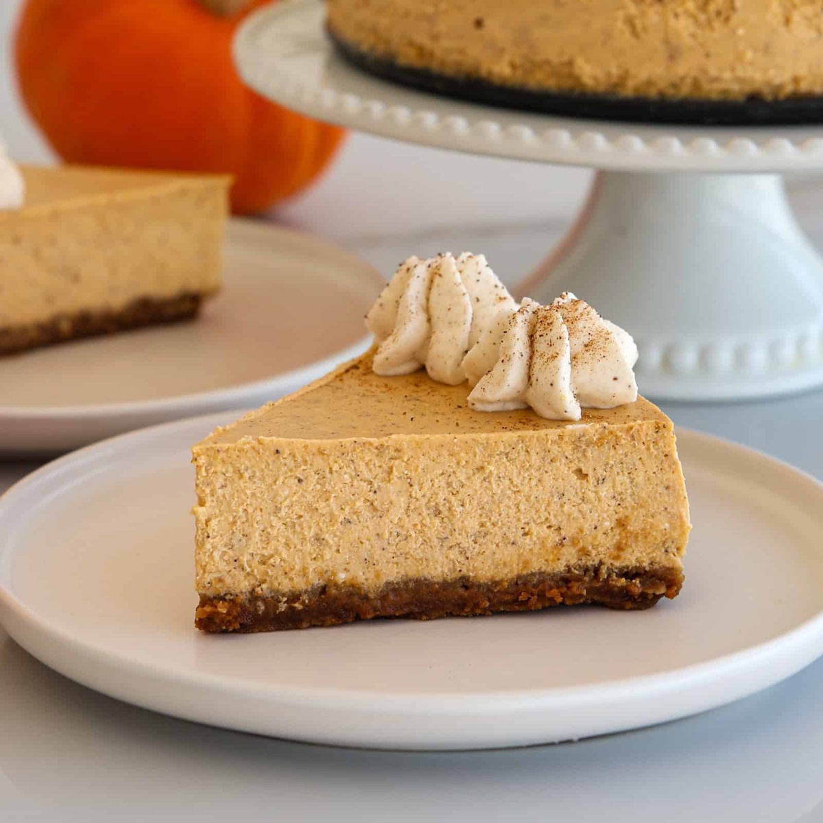 ein Stück Kürbiskäsekuchen mit Schlagsahne