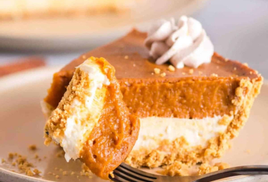 ein Kürbis Käsekuchen mit Sahne 