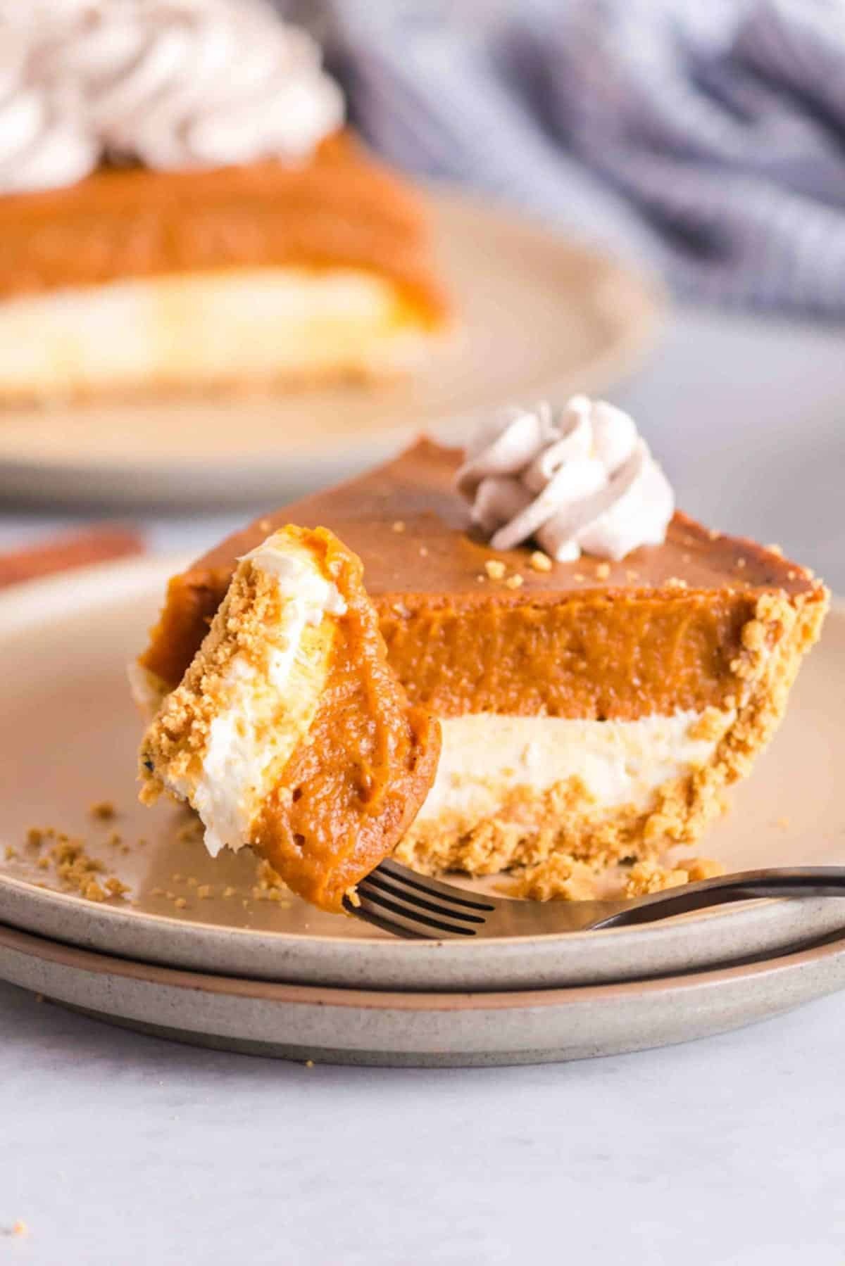 ein Kürbis Käsekuchen mit Sahne 