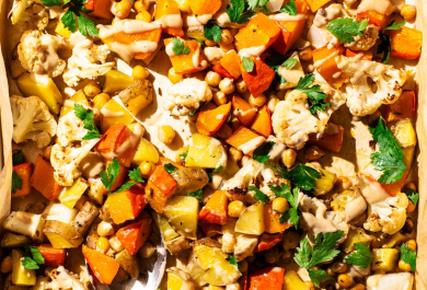 Kürbis Stücke und Gemüse auf dem Blech 