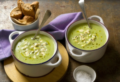 Silzsuppe warm servierem mit frischem Brot 