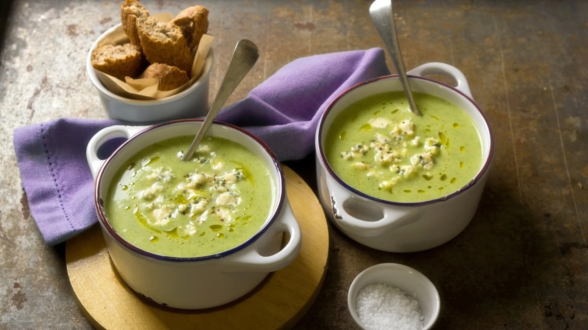 Silzsuppe warm servierem mit frischem Brot 