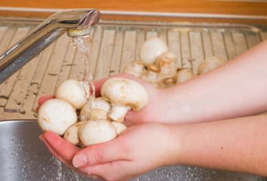zuerst die Pilze waschen und putzen 