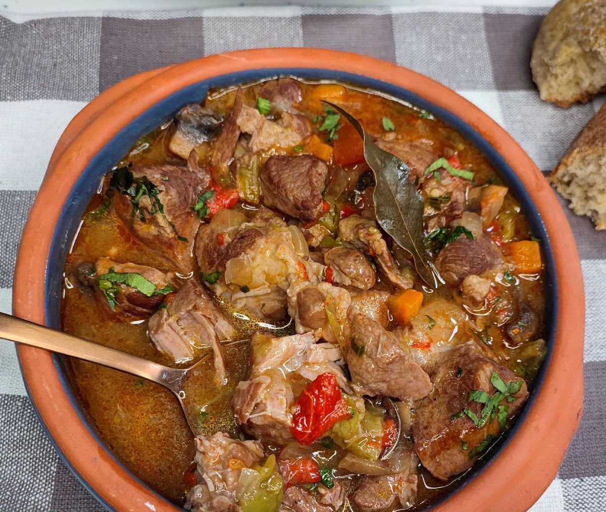 Eintopf mit Pilzen Fleisch und Gemüse