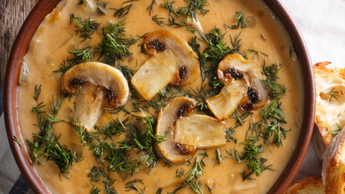 Pilze zubereiten mit Sauce im Eintopf