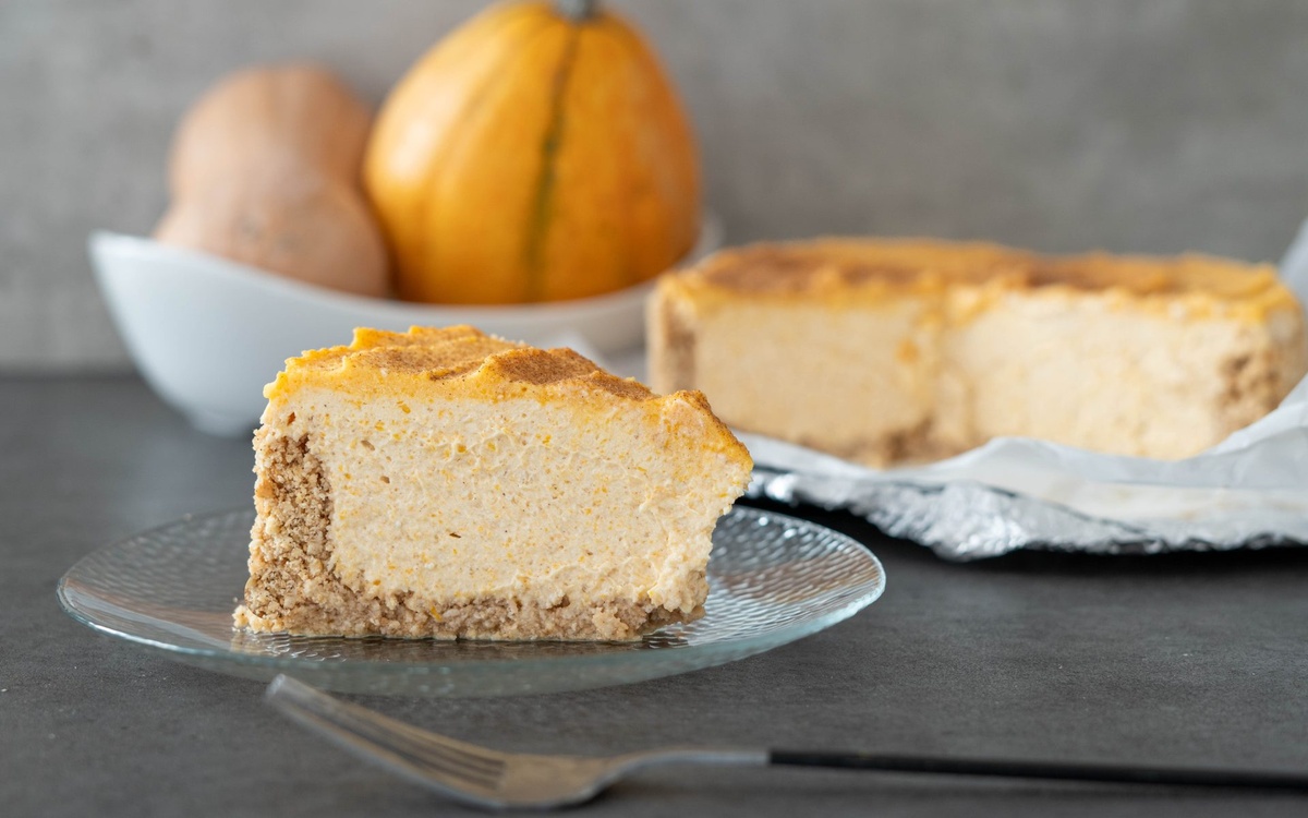 Köstliche Nachspeise - ein Stück Kürbis Käsekuchen 