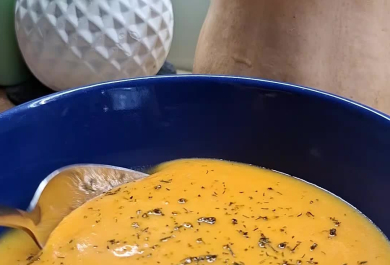 warme Kürbissuppe ist appetitlich und gut sättigend