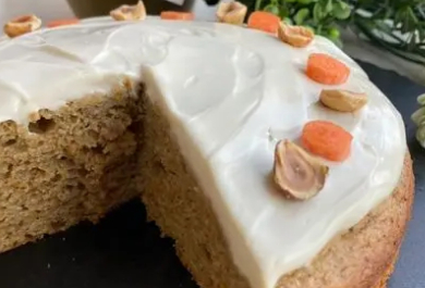 Kürbiskuchen mit weißer Glasur und Dekoration 