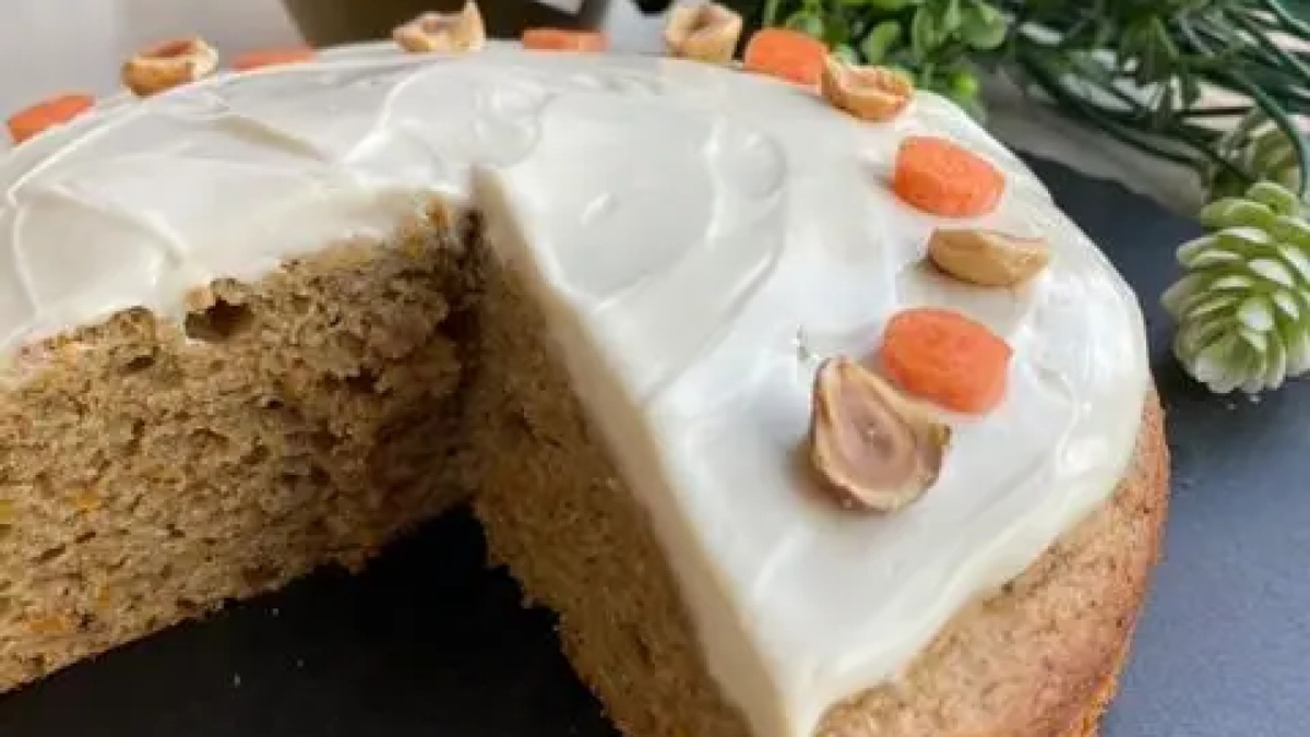 Kürbiskuchen mit weißer Glasur und Dekoration 
