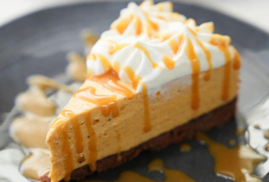 leckere Kürbis Desserts - ein Stück Kürbis Cheasecake
