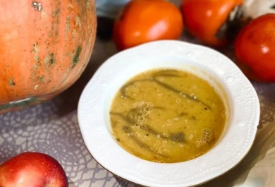 pürierte Suppe aus Kürbis, Kartoffeln und Sahne 