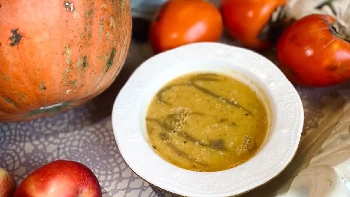 pürierte Suppe aus Kürbis, Kartoffeln und Sahne 