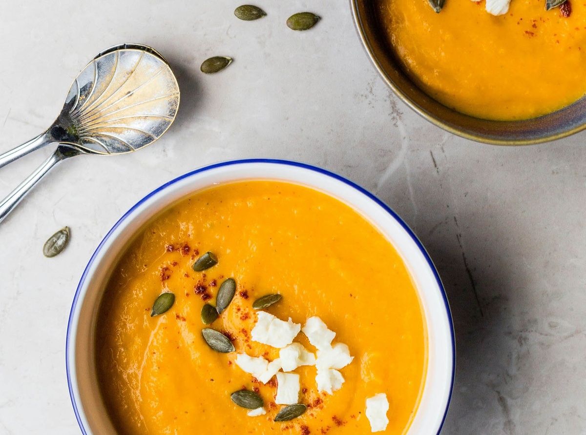 Im Winter warme Kürbissuppe oft essen 
