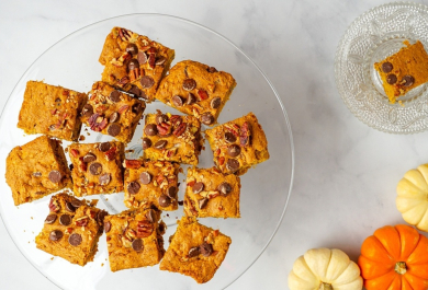 Kürbis Desserts - Kuchen mit Kürbis in Stücke geschnitten 