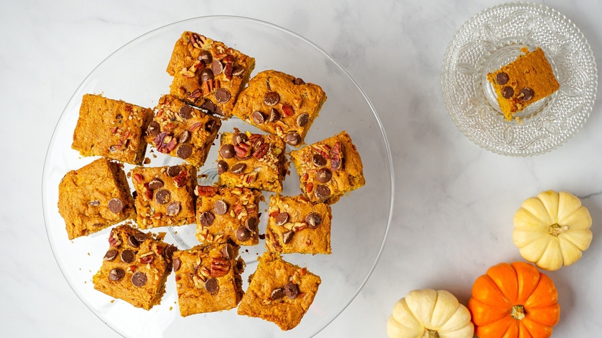Kürbis Desserts - Kuchen mit Kürbis in Stücke geschnitten 