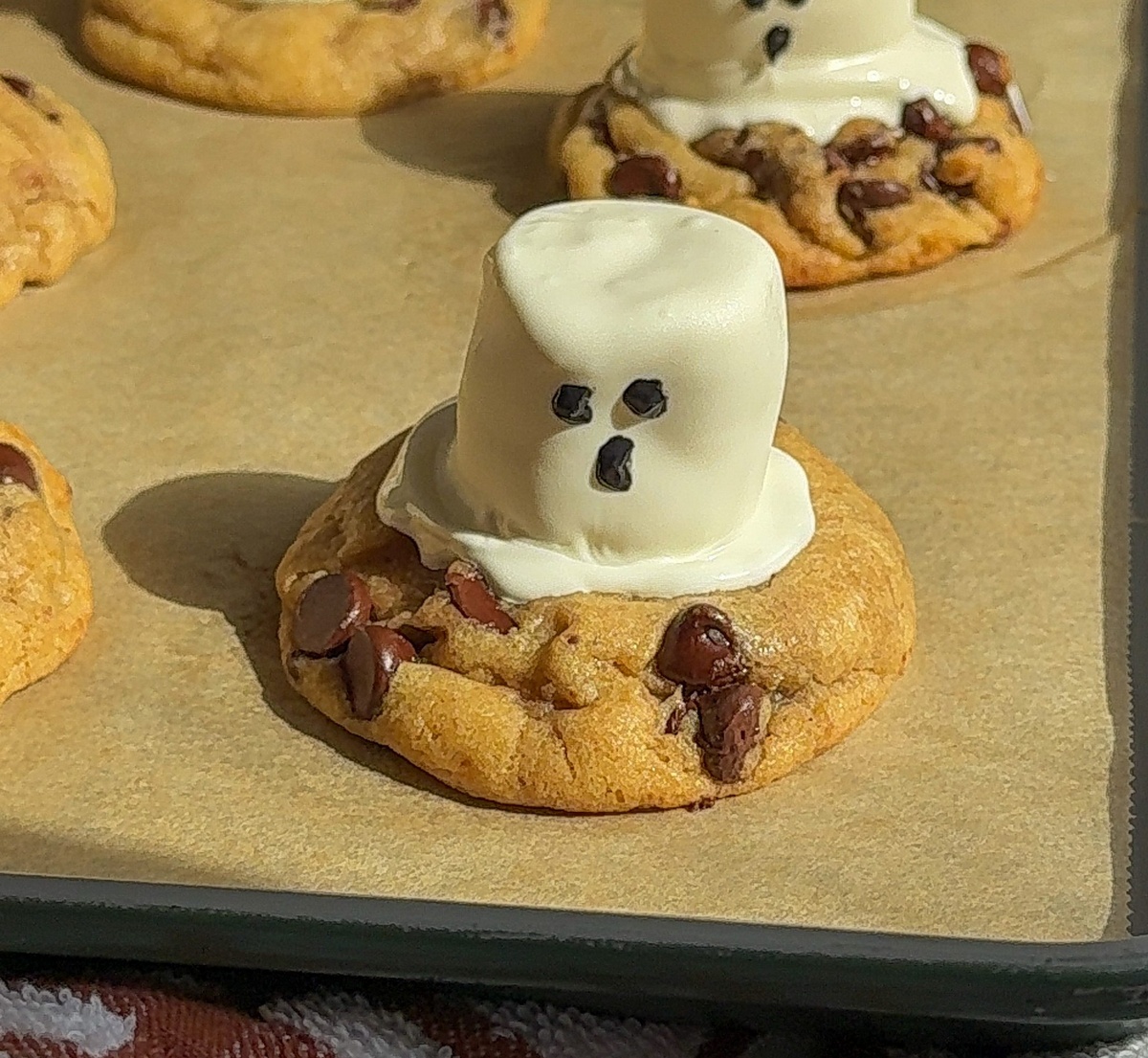 Cookies backen und als Gespenster dekorieren 