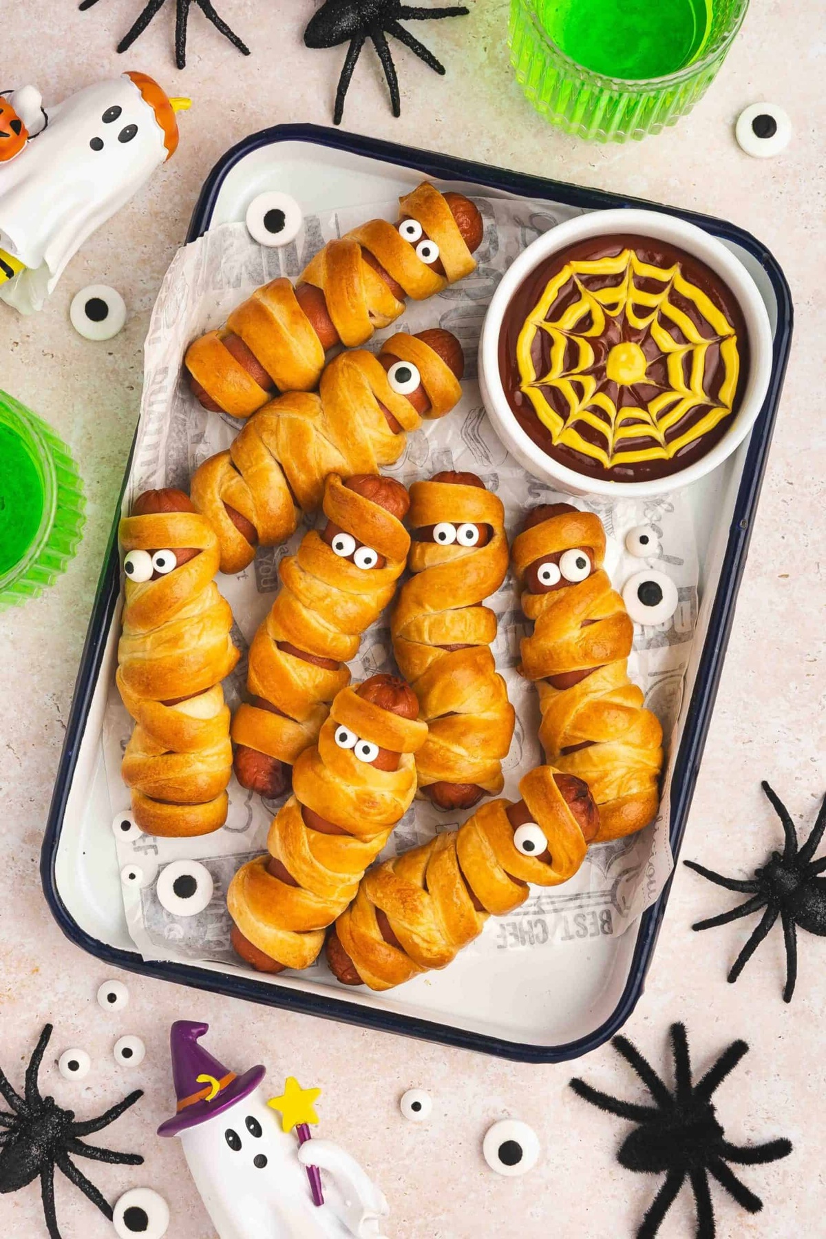 Halloween Würstchenmumien mit pikanter Soße
