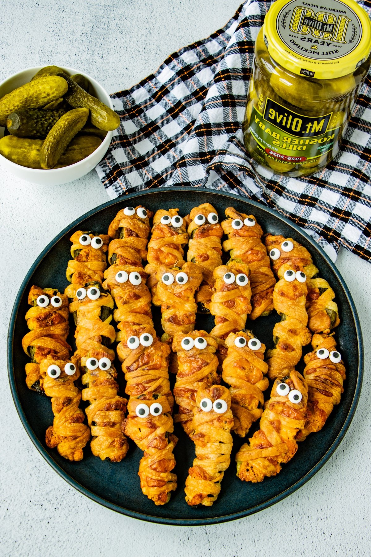 halloween Mumien mit sauren Gurken zubereitet 
