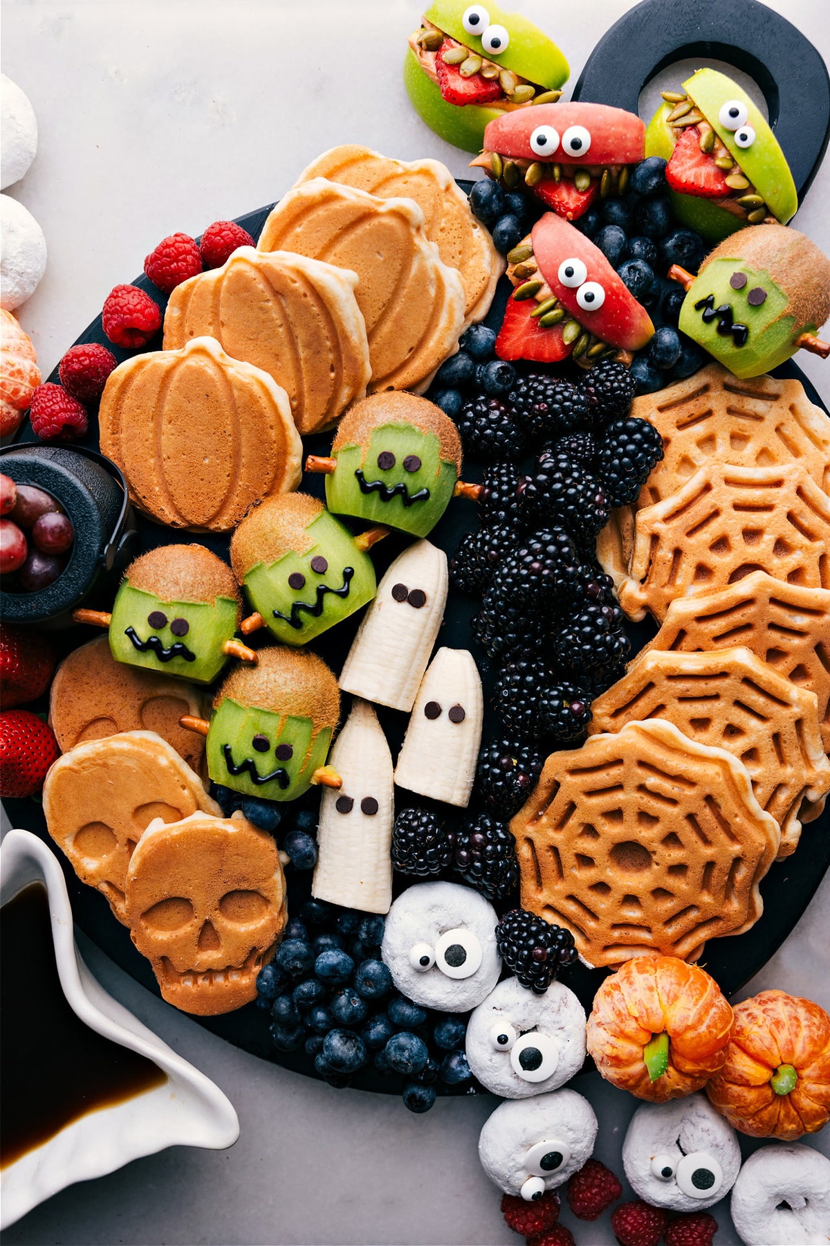 Totenschädel, Spinnennetz und Kürbiss plus frisches Obst 