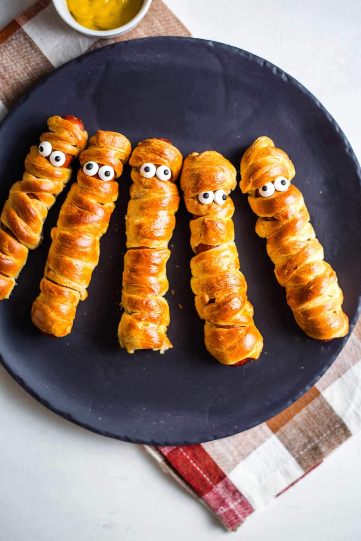 klassisches Halloween Fingerfood - Würstchenmumien 