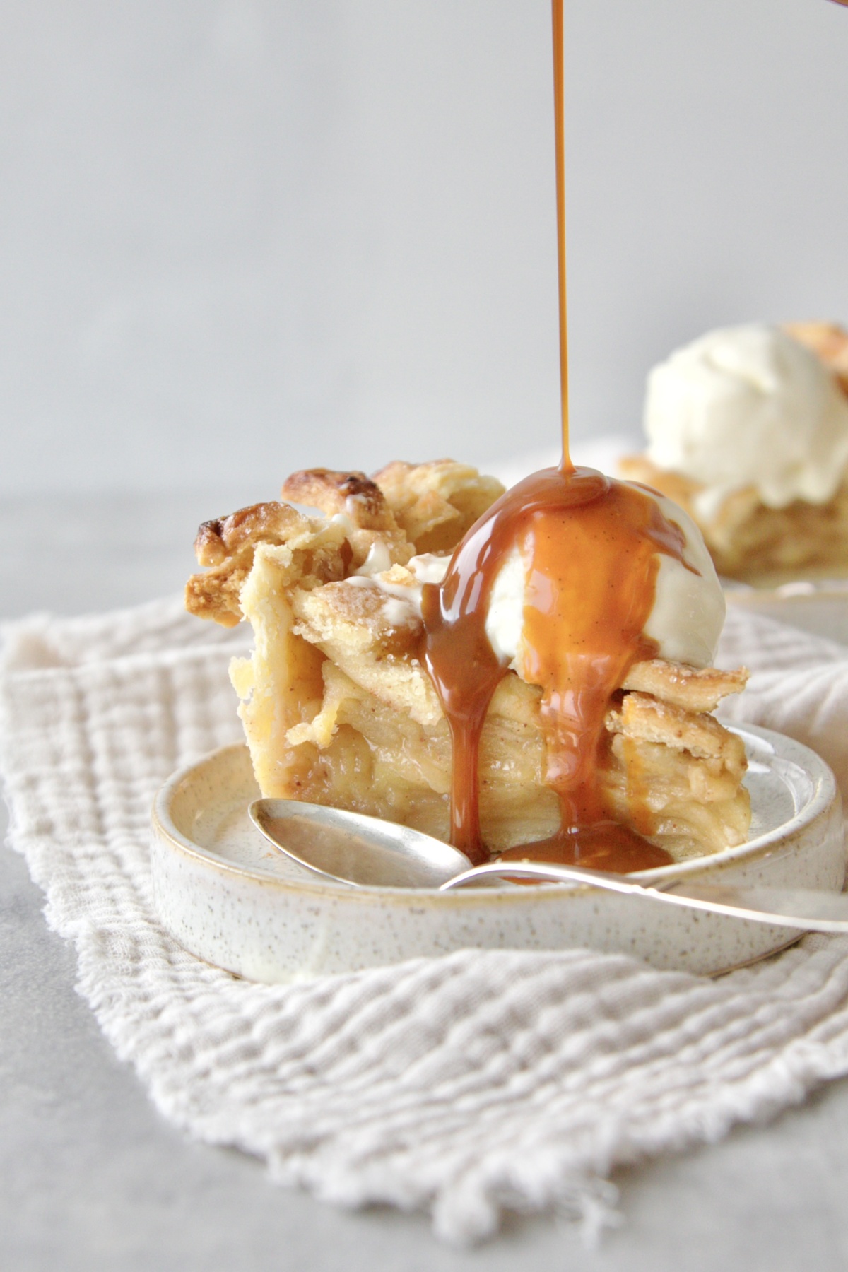 ein Stück Kuchen mit Eis und Ahornsirup