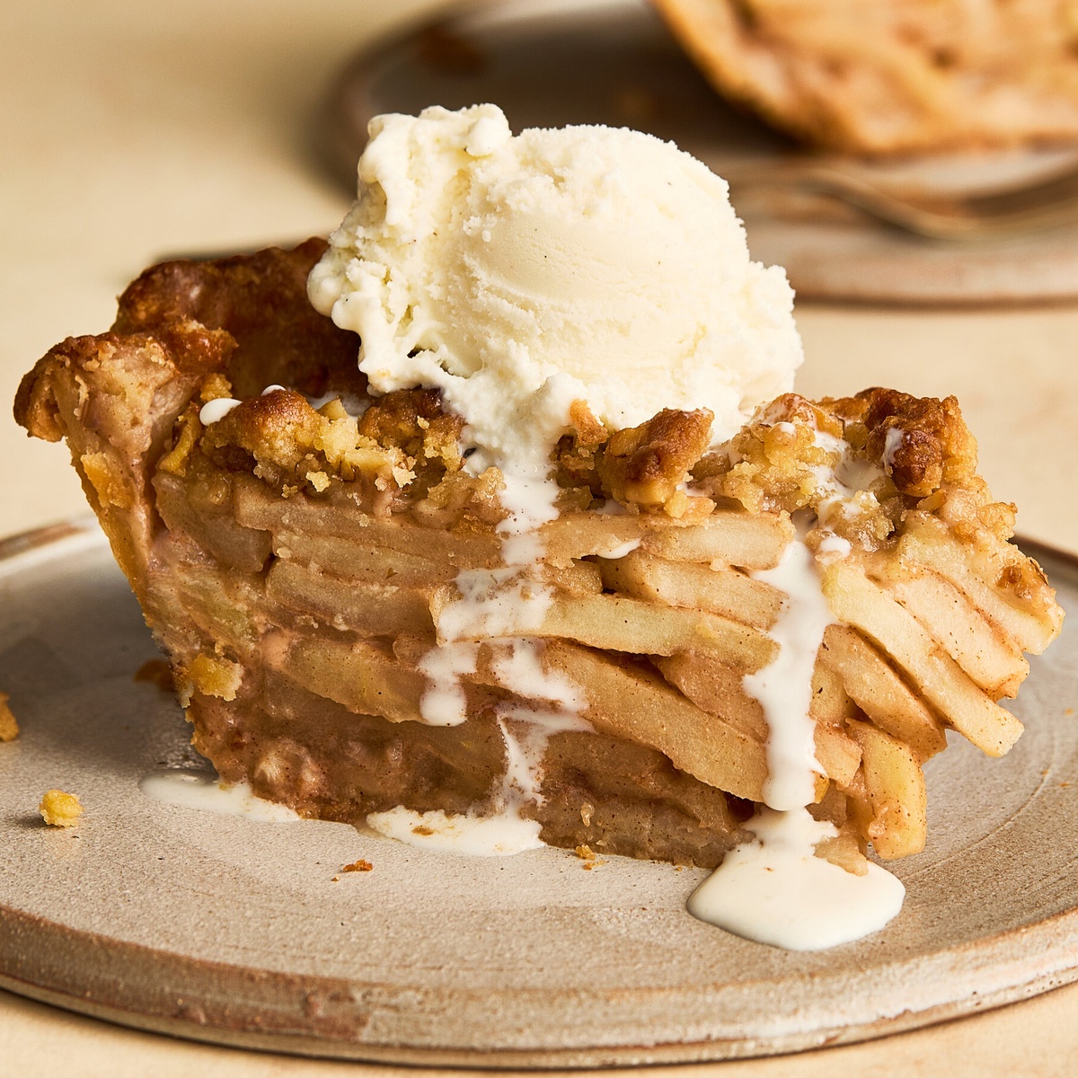 ein Stück Apfelkuchen mit Eis serviert 