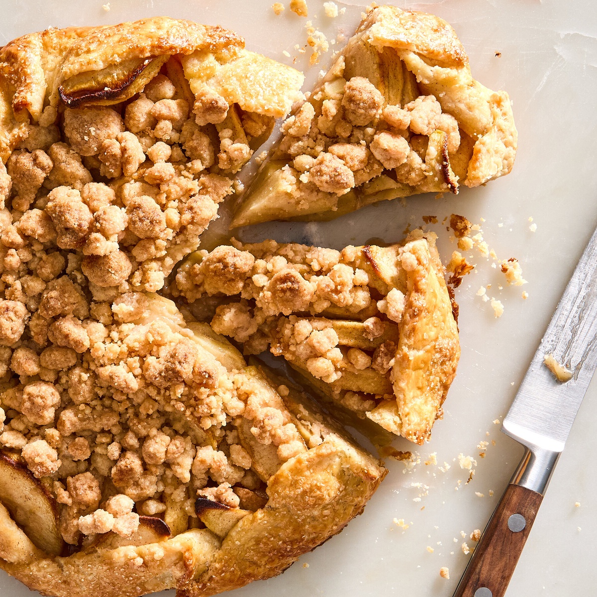 runder Apfelkuchen mit Streusel 